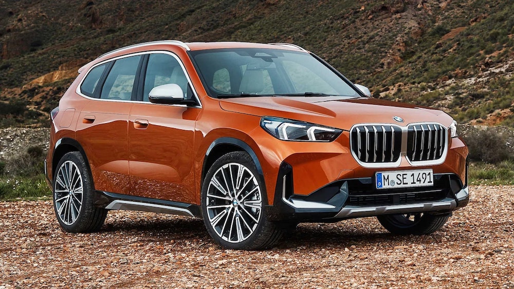 BMW X1 Naranja estacionado en el exterior